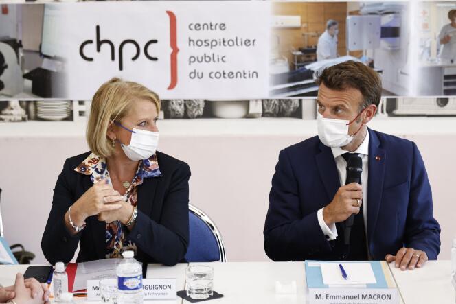 Emmanuel Macron et la ministre de la santé, Brigitte Bourguignon, au centre hospitalier Louis-Pasteur Cotentin, à Cherbourg (Manche), le 31 mai 2022. 
