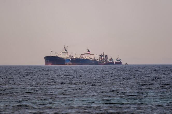 Un tanker batant pavillon libérien transfère du pétrole russe au large de Karystos (Grèce), le 29 mai 2022.
