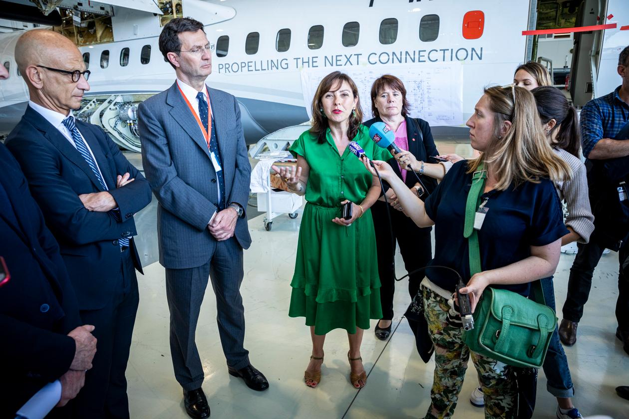 Carole Delga, la présidente de la région Occitanie, en visite dans les locaux du constructeur aéronautique ATR, à Cugnaux (Haute-Garonne), le 31 mai 2022.