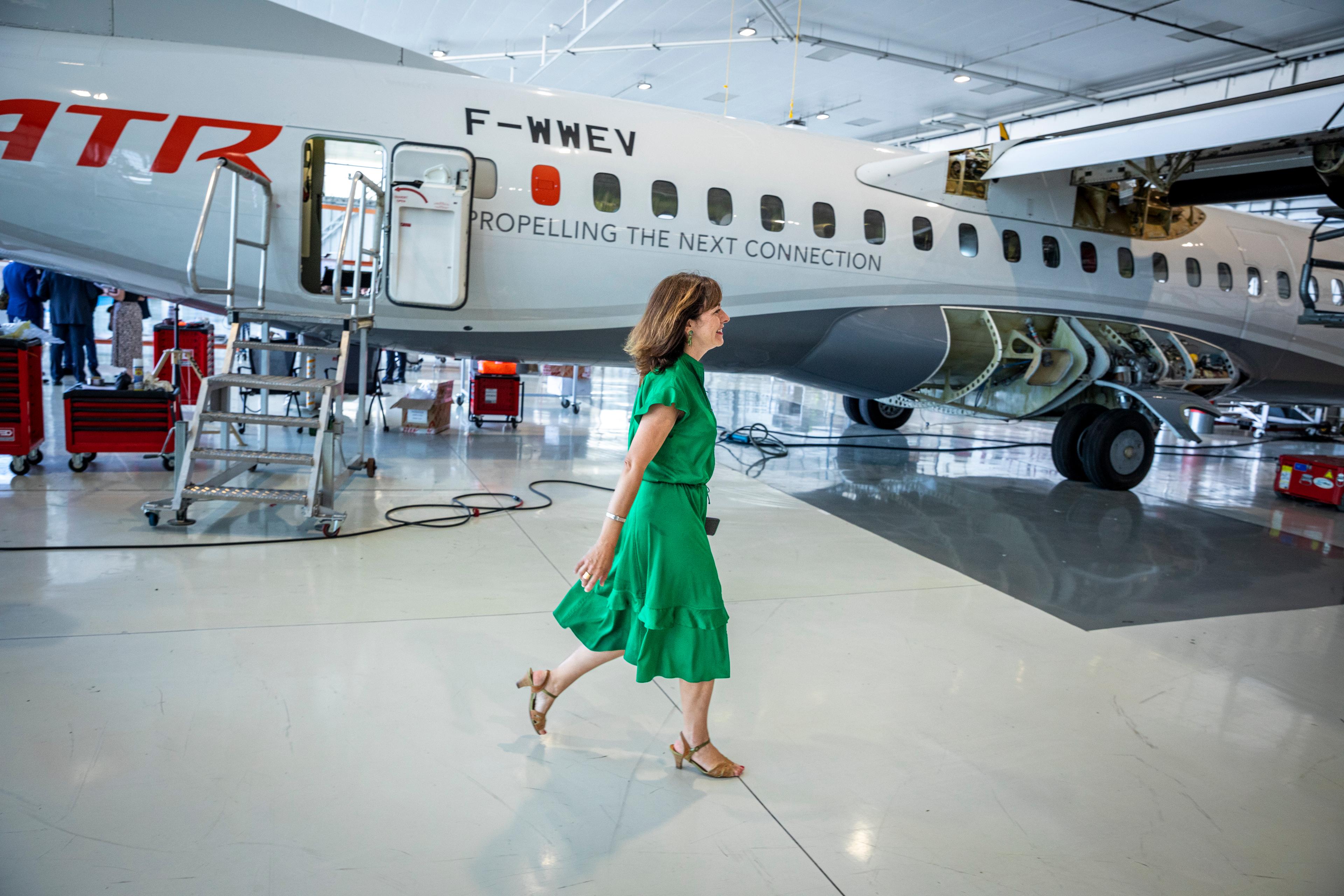 Carole Delga dans les locaux du constructeur aéronautique ATR, à Cugnaux (Haute-Garonne), le 31 mai 2022.