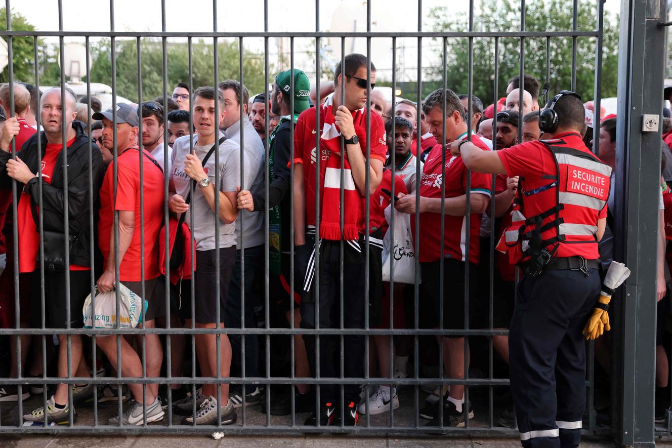 Des supporteurs de Liverpool bloqués à l’extérieur du Stade de France, lors de la finale de Ligue des champions de football, le 28 mai 2022, à Saint-Denis.
