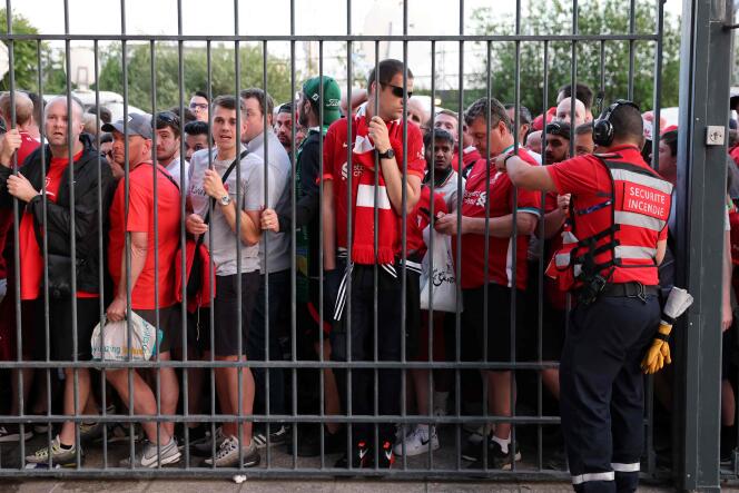 Des supporteurs de Liverpool bloqués à l’extérieur du Stade de France, lors de la finale de la Ligue des champions de football, le 28 mai 2022, à Saint-Denis.