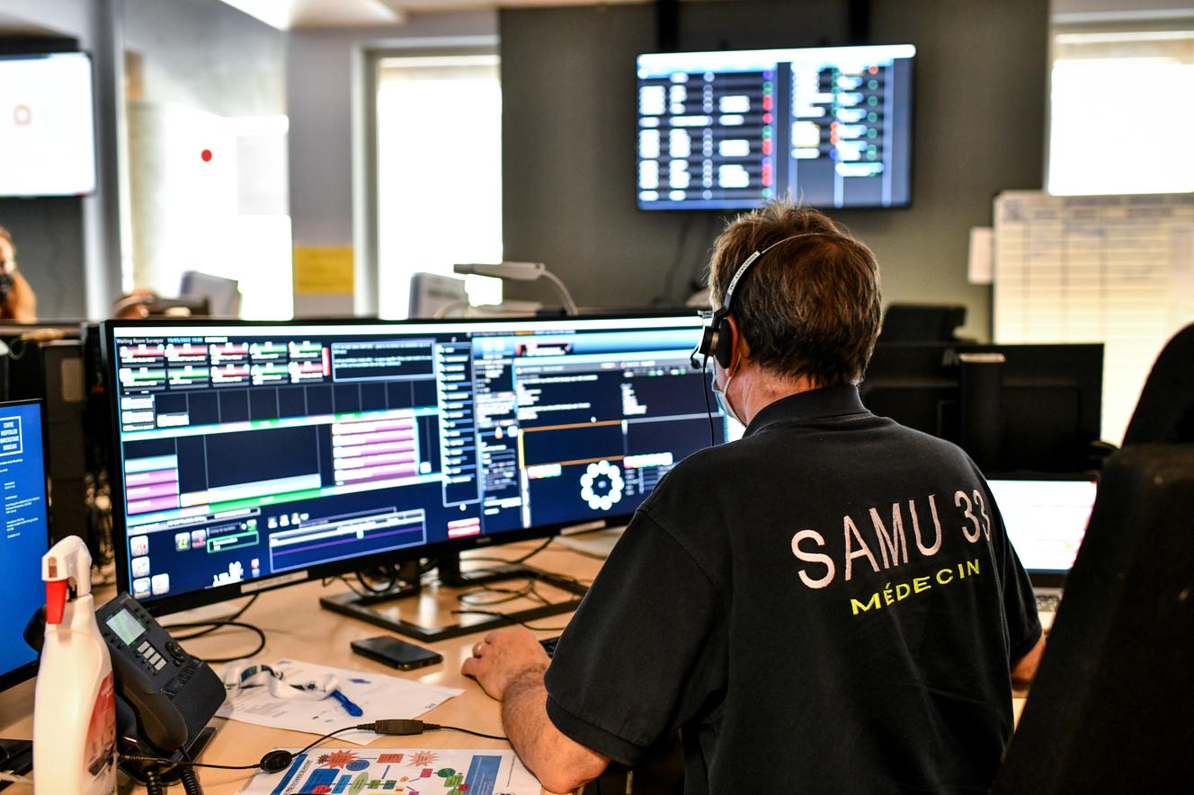 Dans le centre d’appels du SAMU, à l’hôpital Pellegrin de Bordeaux, le 19 mai 2022.