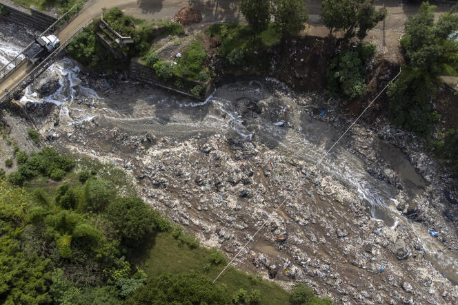 Una vista aérea del río Las Vacas en la Ciudad de Guatemala el 8 de junio de 2022.