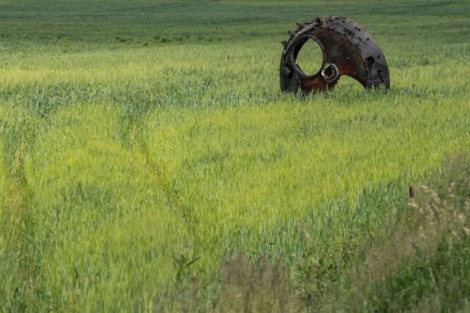 La tourelle d’un véhicule de combat blindé détruit est posée dans un champ de blé dans la région de Chernihiv, en Ukraine, le 7 juin 2022, alors que l’attaque de la Russie contre l’Ukraine se poursuit.