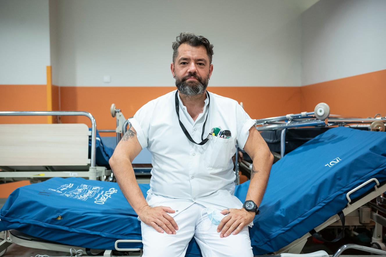 « La fermeture de l’unité d’hospitalisation de courte durée fait que les patients restent plus longtemps en boxes », dit Eric Botticelli, 49 ans, aide-soignant aux urgences de l’hôpital de la Timone, à Marseille, le 7 juin 2022.