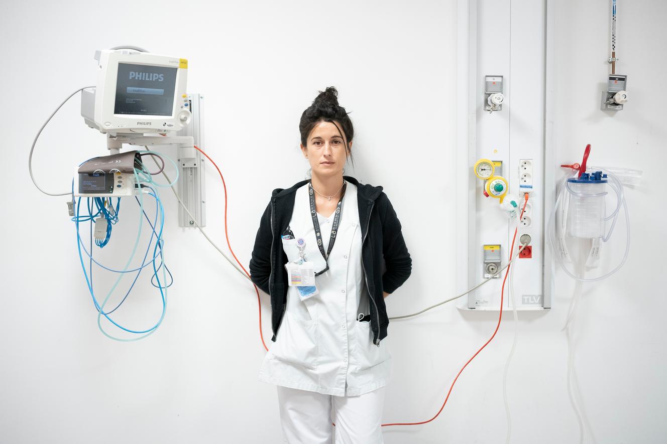 « Il nous arrive de gérer entre douze et quinze patients en même temps », confie Deborah Forgeot, 38 ans, infirmière aux urgences de la Timone, à Marseille, le 7 juin 2022.