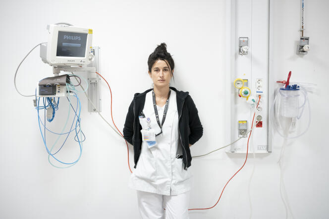 « Il nous arrive de gérer entre douze et quinze patients en même temps », confie Deborah Forgeot, 38 ans, infirmière aux urgences de la Timone, à Marseille, le 7 juin 2022.