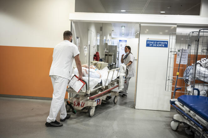 Déplacement d'un patient aux urgences de la Timone à Marseille, le 7 juin 2022. 