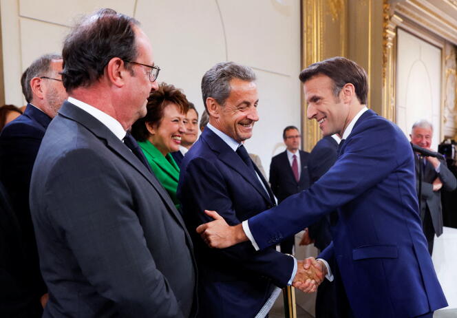 France's former President Francois Hollande (L) looks on as France's former President Nicolas Sarkozy shakes hands with French President Emmanuel Macron (R) after he is sworn-in for a second term as president, the Elysee Palace, Paris, May 7, 2022. 