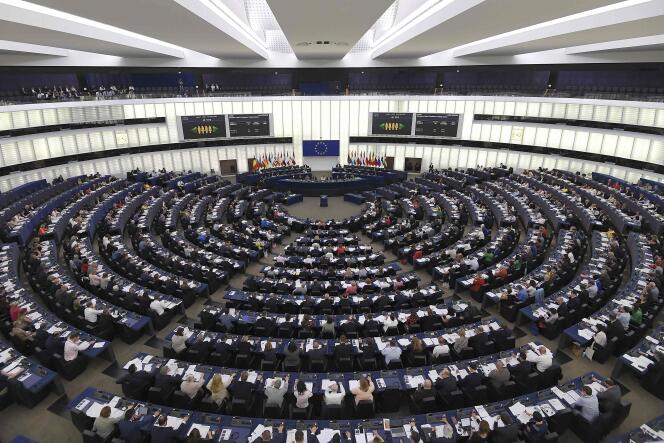 Des membres du Parlement européen votent lors d’une séance plénière, le 8 juin 2022, à Strasbourg.
