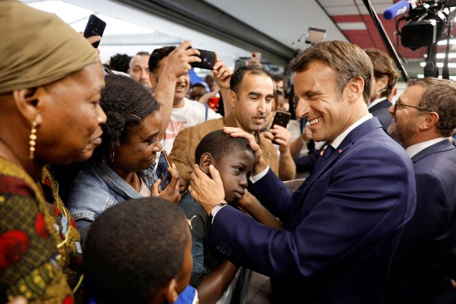 Emmanuel Macron lors de l’inauguration d’un dojo, dans un centre commercial du quartier du Chêne Pointu, à Clichy-sous-Bois (Seine-Saint-Denis), le 8 juin 2022.
