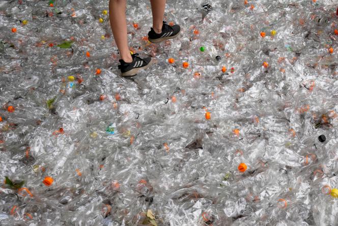 Bouteilles de plastique autour d’un banc créé par Alex Bellini à la Foire du design et du mobilier de Milan (Italie), le 8 juin 2022. 