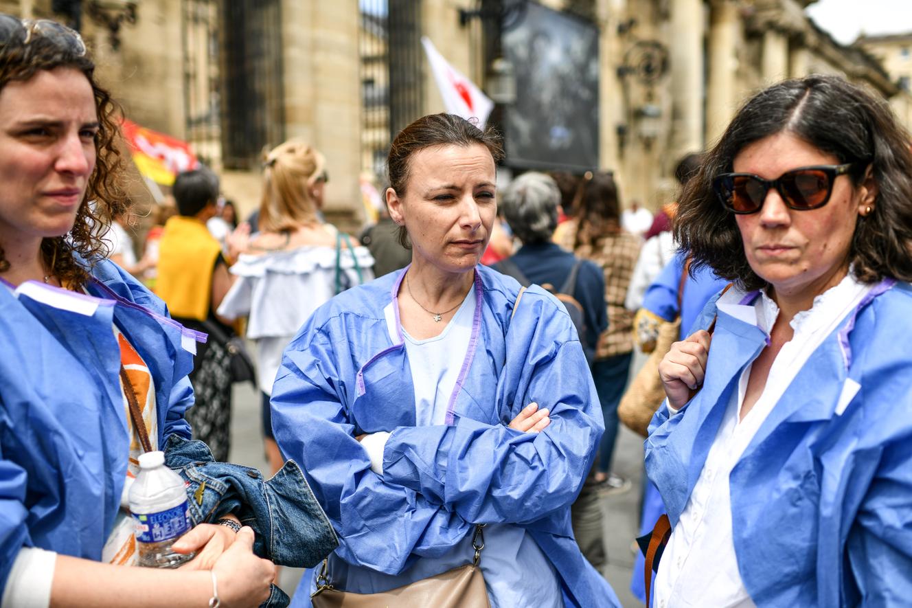 Lise, 32 ans, Bérangère, 42 ans et Cécile, 41 ans, infirmières au bloc opératoire de l’hôpital Pellegrin, à Bordeaux, participent à la manifestation, le 7 juin 2022.