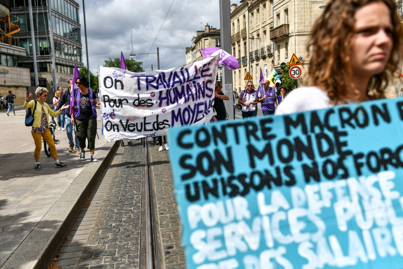 Plusieurs centaines de soignants défilent à Bordeaux entre la place de la République et la préfecture, le 7 juin 2022.