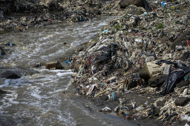 Des bouteilles en plastique et divers déchets polluent la rivière Las Vacas à Chinautla, en périphérie de la ville de Guatemala, le 8 juin 2022.