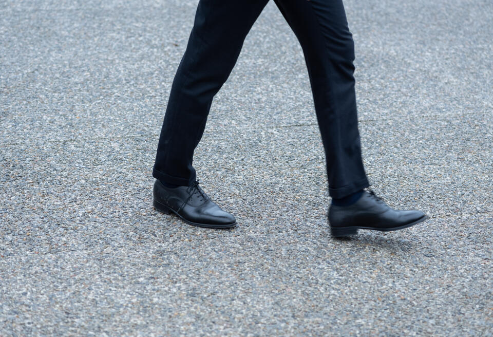 Un homme d'affaires traverse rapidement l'esplanade de la Défense. Puteaux, le 27 janvier 2021