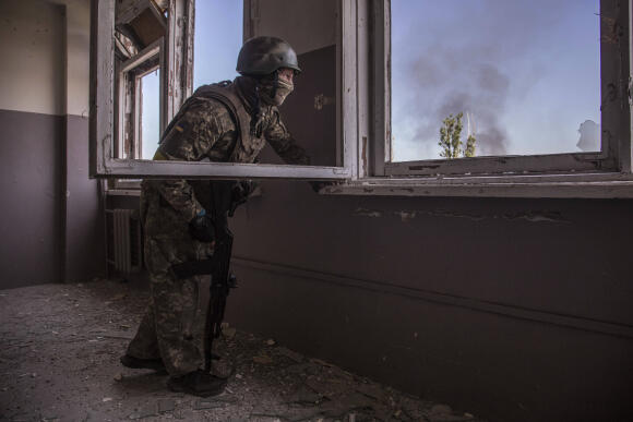 Un soldat ukrainien prend position lors de combats sur la ligne de front dans la région de Sievierodonetsk (oblast de Louhansk), le 8 juin 2022.
