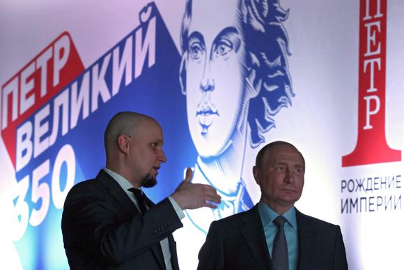 Pour marquer le 350e anniversaire de la naissance de Pierre Ier, Vladimir Poutine a visité à Moscou, jeudi 9 juin, une exposition consacrée au tsar.