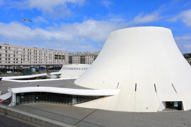 Signés par l’architecte brésilien Oscar Niemeyer, Le grand Volcan, qui abrite la Scène nationale du Havre, et le petit Volcan, une bibliothèque.