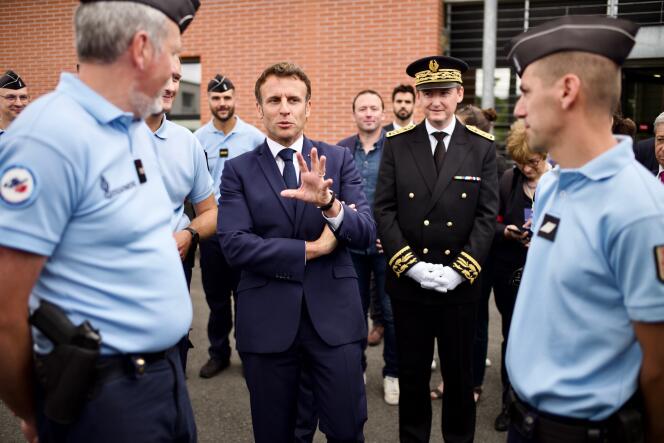 Emmanuel Macron intercambia con gendarmes sobre el tema de la seguridad diaria, en Gaillac, Tarn, el 9 de junio de 2022.