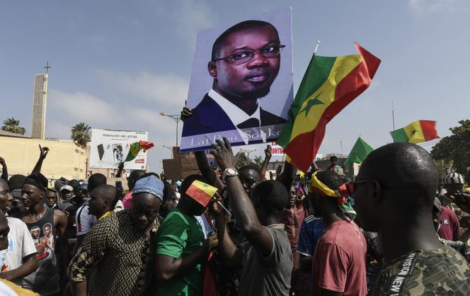 Portrait d’Ousmane Sonko brandi lors de la manifestation de l’opposition, le 9 juin 2022, à Dakar.
