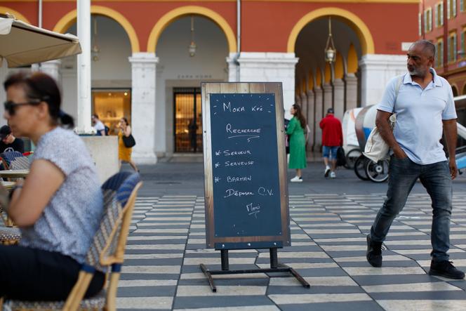 Anuncio de búsqueda de personal de restauración, frente al Moka Kfé, en la plaza Masséna, en Niza, el 31 de mayo de 2022.