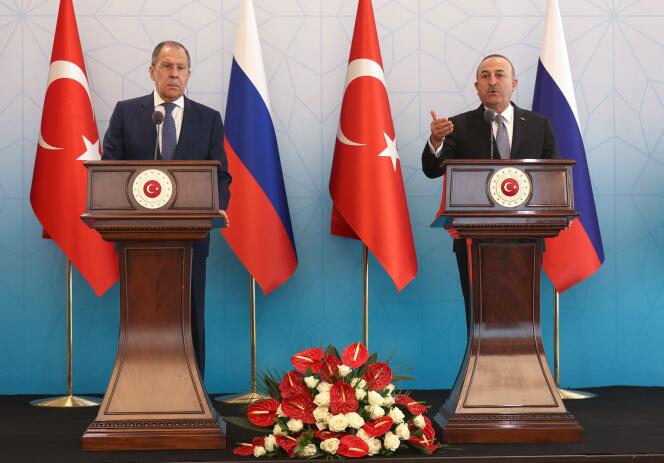 Le ministre russe des affaires étrangères, Sergueï Lavrov, avec son homologue turc, Mevlüt Çavusoglu, lors de leur rencontre à Ankara, le 8 juin 2022.