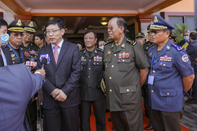 L’ambassadeur de Chine au Cambodge, Wang Wentian, à gauche, et le ministre cambodgien de la défense, Tea Banh,  à droite, pendant la cérémonie de pose de la première pierre d’un atelier de réparation et de restauration d’un chantier naval dans la base navale cambodgienne de Ream à Sihanoukville, mercredi 8 juin 2022. 