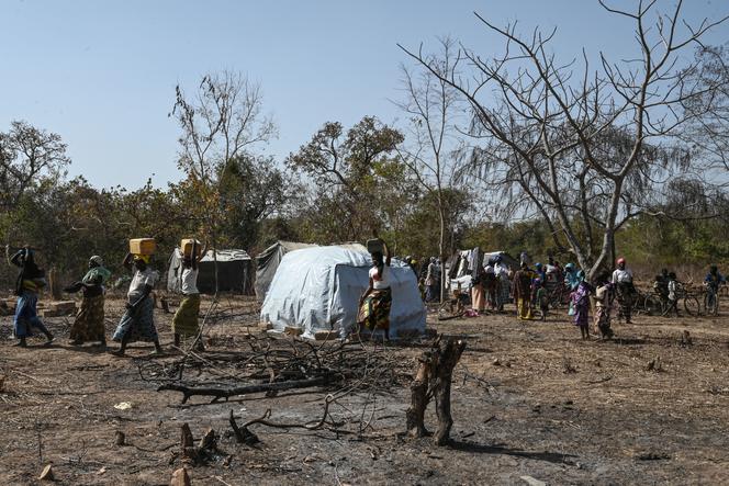 Familles burkinabées réfugiées dans le village ivoirien de Tougbo après avoir fui les violences djihadistes dans leur pays, le 22 janvier 2022.