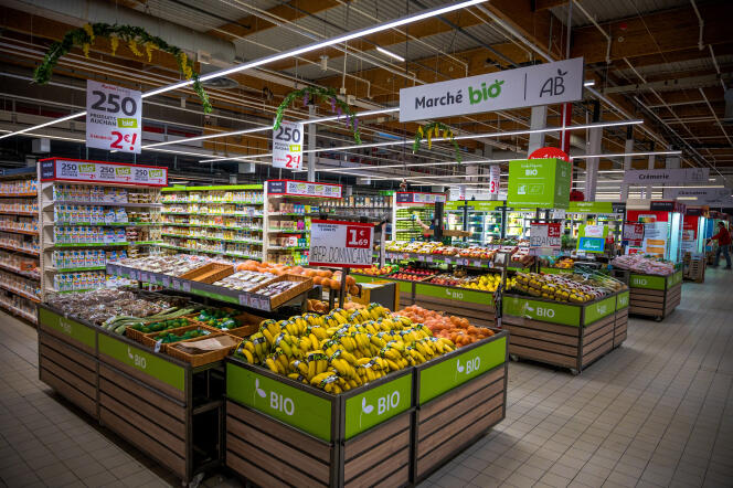 Le rayon des fruits et légumes bio dans un hypermarché du Val-d’Oise, le 7 mars.
