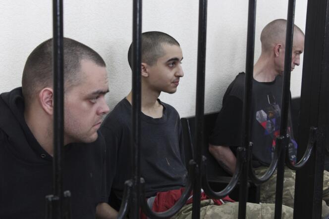 Aiden Aslin, Brahim Saadoun et Shaun Pinner, au tribunal de Donetsk (Ukraine), le 9 juin 2022.