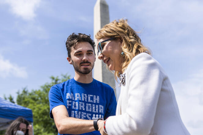David Hogg et l’ancienne représentante Gabrielle Giffords, lors d’un mémorial pour les victimes de violences armées, au National Mall, à Washington, mardi 7 juin 2022. 