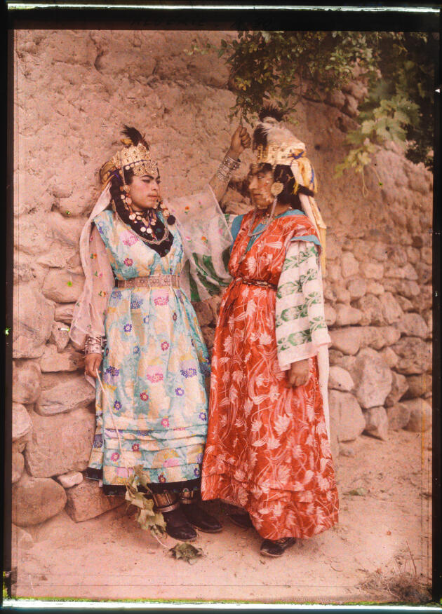 Two dancers from the Ouled Naïl tribe, Bou Saâda, Algeria, probably between 1909 and 1911, Jules Gervais-Courtellemont.