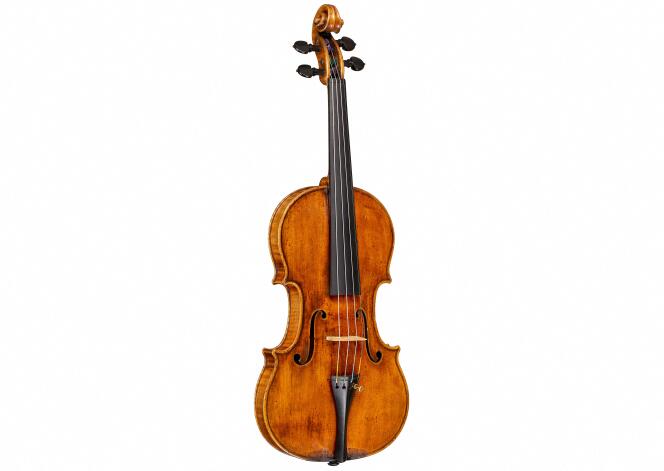 Esta fotografía, proporcionada por la casa Tarisio, muestra el violín Stradivarius vendido el 9 de junio en una subasta en Nueva York por 15,34 millones de dólares.