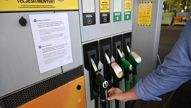 Une notice indique que le carburant aux tarifs plafonnés est réservé aux voitures immatriculées en Hongrie, dans une station-service de Budapest, le 27 mai 2022.