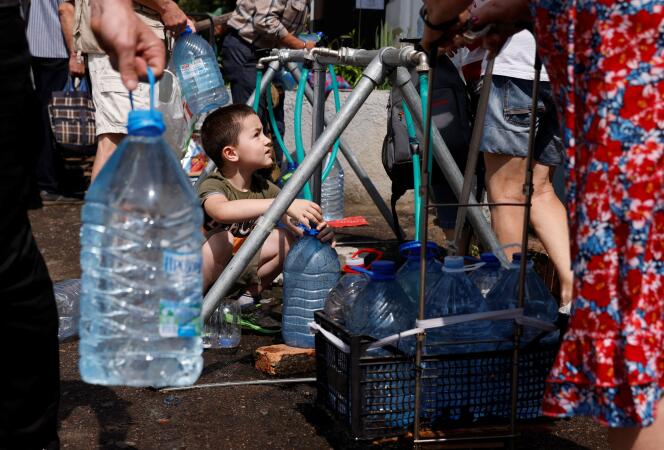 Un point de distribution d’eau potable de la Croix-Rouge, à Mykolaïv (Ukraine), le 10 juin 2022.