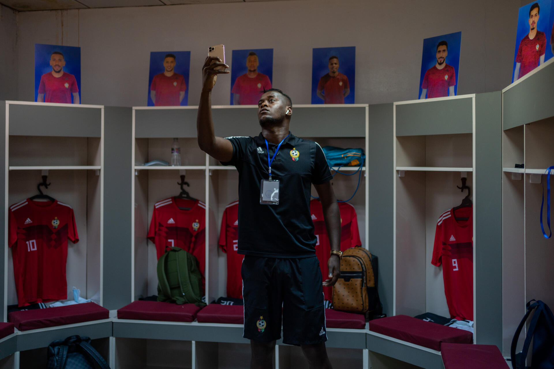 Saleh Taher, 30 ans, avant-centre de l’équipe nationale de Libye, dans les vestiaires du stade Benina, à Benghazi (Libye), le 1er juin 2022. 