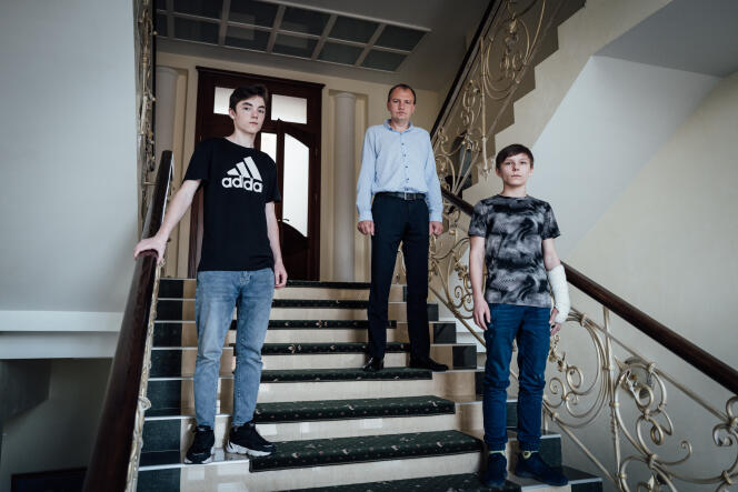 De gauche à droite : Ivan Matkovsky (16 ans), Bilay Anton (41 ans) et Maxim Boyko (15 ans), à Kiev, le 7 juin 2022.