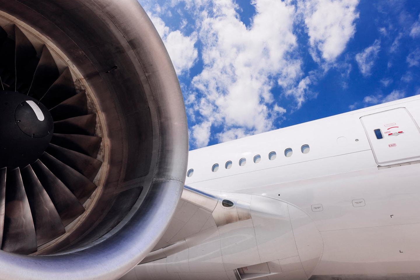 Avion Qui Vole En Dehors Des Lignes Un vol privé en avion émet environ cinq fois plus de CO₂ par passager qu'un  vol commercial »