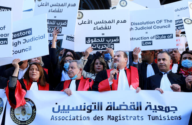 A Tunis, manifestation de magistrats en février 2022 contre la dissolution de la Conseil supérieur de la magistrature par le président Kaïs Saïed.