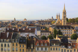 France, Normandie, Calvados, Caen. Les toits de la ville, au premier plan, la Chapelle de la Miséricorde