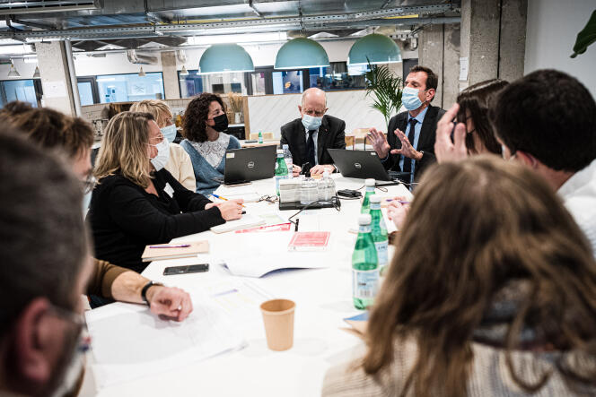 Primera sesión de los “talleres ciudadanos deliberativos”, en presencia de Jean-Marc Sauvé (en el centro), presidente del comité de los Estados Generales de Justicia, en París, el 2 de diciembre de 2021.