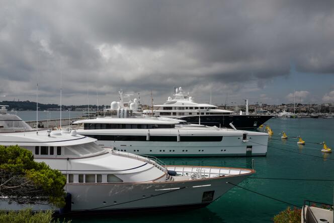 Des superyachts amarrés sur le « quai des milliardaires » de la ville d’Antibes, sur la Riviera française, le 3 juillet 2020.