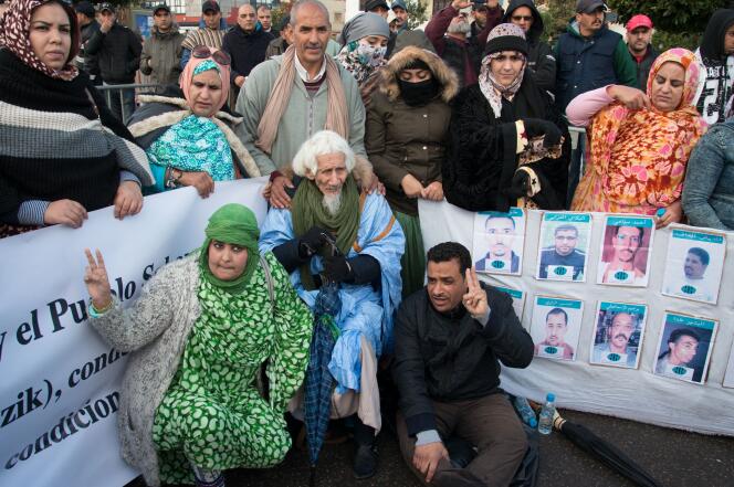 Manifestation devant le tribunal de Salé, lors du second procès des militants sahraouis, arrêtés en  2010 après le démantèlement du camp de Gdeim Izik, au Maroc, le 23  janvier 2017.