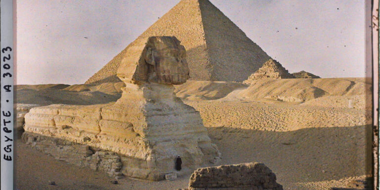 Auguste Léon, Le Sphinx et la pyramide de Khéops, Gizeh, Egypte, 1914, autochrome, 9x12cm