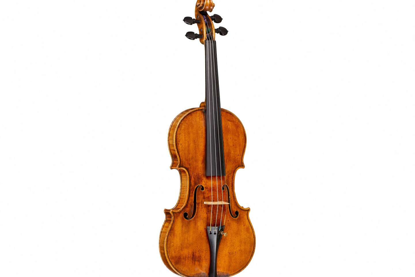 Sebuah biola Stradivarius terjual di lelang dengan harga lebih dari $15 juta, jumlah yang mendekati rekor
