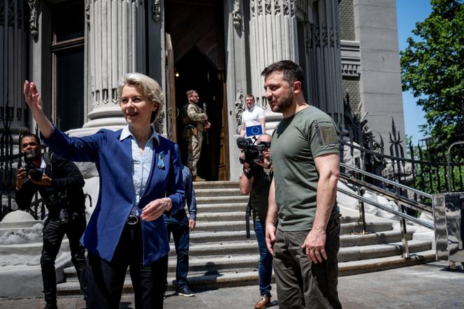 El presidente de Ucrania, Volodymyr Zelensky, saluda a la presidenta de la Comisión Europea, Ursula von der Leyen, en Kyiv el 11 de junio de 2022.