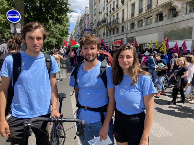 Victor Quilichini, Pierre Taïeb y Lou Garcia, caminantes de Relais Jeunes, en la manifestación del 11 de junio de 2022 en París.
