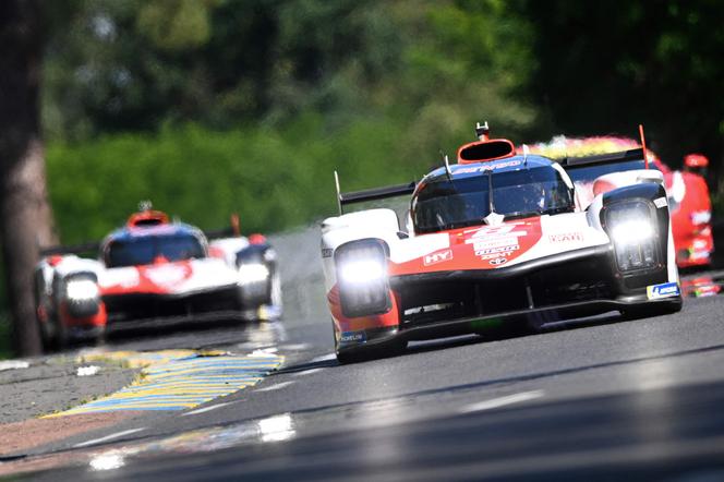La Toyota n°8 pilotée par le Suisse Sebastien Buemi (à droite) devant la n°7 pilotée par le Britannique Mike Conway sur le circuit de la Sarthe lors de la 90e édition des 24 heures du Mans, samedi 11 juin 2022.